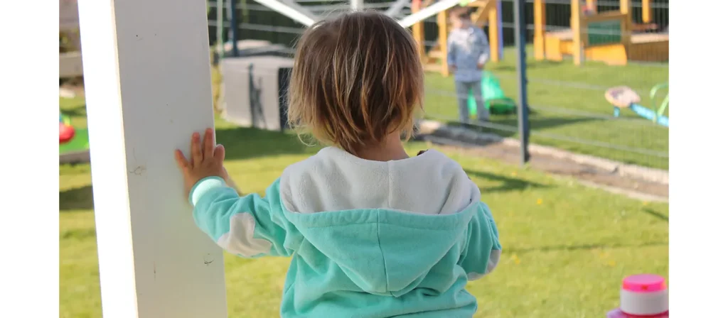 When does onlooker play typically begin and end